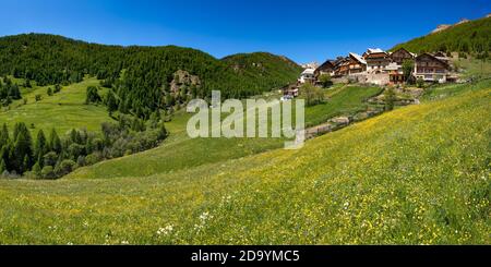 Il villaggio di Souliers in estate nel Parco Naturale Regionale di Queyras. Hautes-Alpes (05), Alpi europee, Francia Foto Stock
