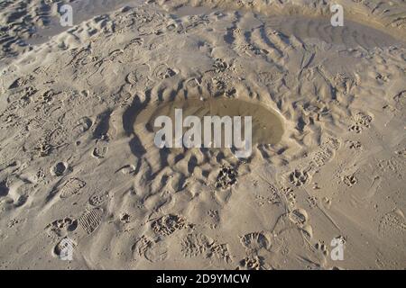Schema delle forme d'onda. Increspature nella sabbia - creste e runnels, impronte lasciate nella sabbia della spiaggia del villaggio olandese di Bergen aan Zee in autunno. Foto Stock