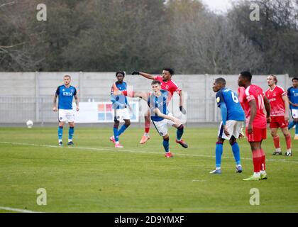 SkyEx Community Stadium, Londra, Regno Unito. 8 Nov 2020. Football Association Cup, Hayes e Yeading United contro Carlisle United; Amos Nasha di Hayes &amp; Yeading United spara e segna i suoi lati 2 ° obiettivo nel 108 ° minuto per renderlo 2-0 Credit: Action Plus Sports/Alamy Live News Foto Stock
