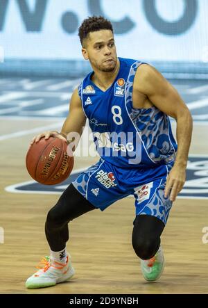 Berlino, Germania. 8 novembre 2020. Pallacanestro: Bundesliga, Alba Berlin - Frapport Francoforte, turno principale, 1 ° incontro, Mercedes-Benz Arena. Emmanuel Lecomte di Frapport Skyliners gioca la palla. Credit: Andreas Gora/dpa/Alamy Live News Foto Stock