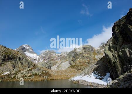 Palas Peak e Arriel lago nei Pirenei, Valle di Tena, Provincia di Huesca, Aragona in Spagna. Foto Stock