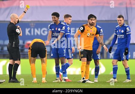 L'arbitro Anthony Taylor mostra una carta gialla alla Wesley Fofana di Leicester City durante la partita della Premier League al King Power Stadium di Leicester. Foto Stock