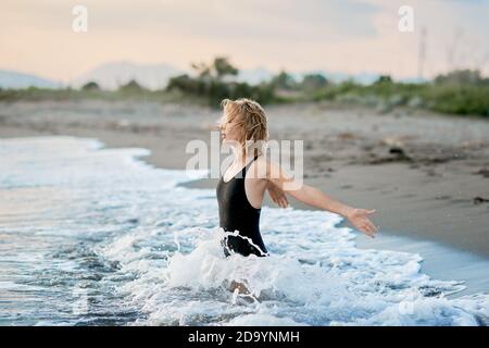 Bella giovane donna che si gode una giornata in spiaggia Foto Stock