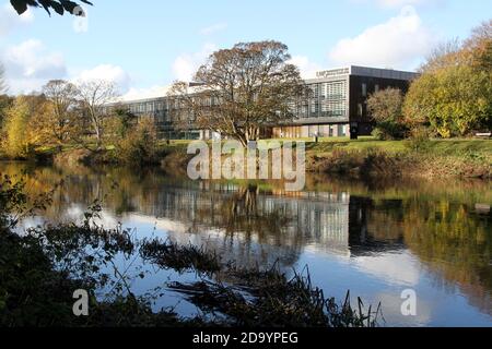 Ayr, Ayrshire, Scozia, Regno Unito. L'università della Scozia occidentale conosciuta come UWS sulle rive del fiume Ayr in autunno. Situato a soli 10 minuti a piedi dal centro di Ayr, sulla Craigie Estate, vicino al fiume Ayr Foto Stock
