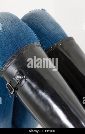 Donna nera Stivali in gomma con jeans blu Foto Stock