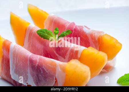 melone cantaloupe con prosciutto affumicato e menta Foto Stock