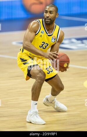 Berlino, Germania. 8 novembre 2020. Pallacanestro: Bundesliga, Alba Berlin - Frapport Francoforte, turno principale, 1 ° incontro, Mercedes-Benz Arena. Albas Jayson Granger gioca la palla. Credit: Andreas Gora/dpa/Alamy Live News Foto Stock