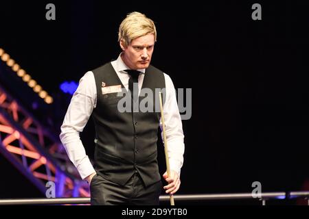 MILTON KEYNES, REGNO UNITO. 8 novembre 2020. Neil Robertson guarda al tavolo da biliardo durante la finale 2020 888Sport Champion of Champions Snooker alla Marshall Arena domenica 08 novembre 2020 a MILTON KEYNES, INGHILTERRA. Credit: Taka G Wu/Alamy Live News Foto Stock