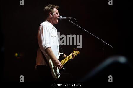 Londra, UK - 23 lug 2017 Midnight Oil - Bones Hillman (Wayne Stevens) , basso & voce (morto - 7 novembre 2020) Andrew Fosker / Alamy Live News Foto Stock