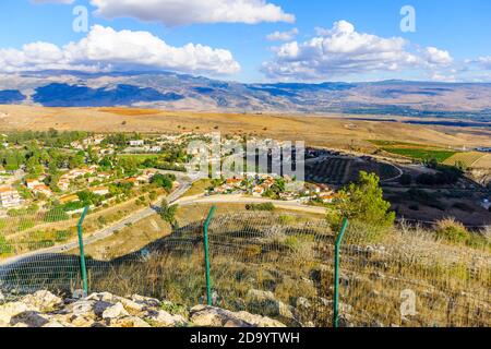 Vista della città di Metula, e il paesaggio vicino, Norther Israele, al confine con il Libano Foto Stock