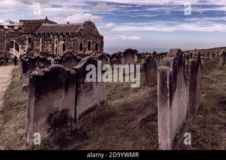 Lapidi e la chiesa in cima alla collina, Whitby Foto Stock