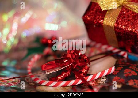 Regali di natale decorati fatti a mano con nastro rosso e dorato. Sfondo per il tema di natale. Foto Stock