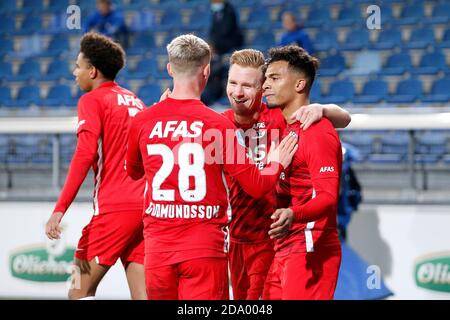 Heerenveen, Paesi Bassi. 8 novembre 2020. HEERENVEEN, 08-11-2020, Stadio Abe Lestra, calcio, stagione 2020/2021, Eredivisie, giocatore di AZ Albert Gudmundsson giocatore di AZ Dani de wit e giocatore di AZ Owen Wijndal festeggiando il 0-2 durante la partita SC Heerenveen - AZ. Credito: Pro Shots/Alamy Live News Foto Stock