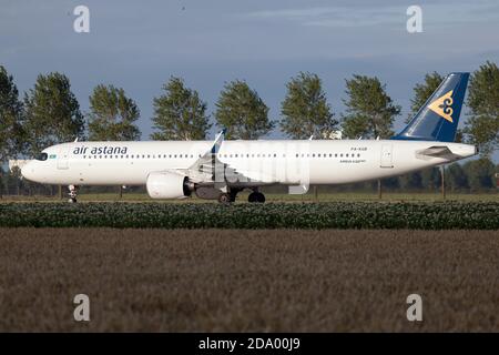 Amsterdam, Paesi Bassi. 28 luglio 2020. Air Astana Airbus 321 NEO Taxiing all'aeroporto di Schiphol Amsterdam. Credit: Fabrizio Gandolfo/SOPA Images/ZUMA Wire/Alamy Live News Foto Stock