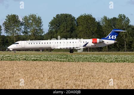 Amsterdam, Paesi Bassi. 28 luglio 2020. Una compagnia aerea scandinava SAS Cityjet Bombardier CRJ900 che tassava all'aeroporto di Schiphol Amsterdam. Credit: Fabrizio Gandolfo/SOPA Images/ZUMA Wire/Alamy Live News Foto Stock