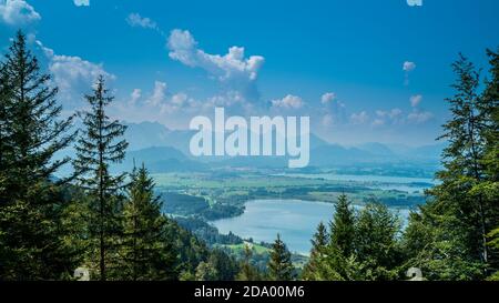 Germania, Allgaeu, Buchenberg vista su 3 laghi di bannwaldsee, forgensee, hopfensee e fuessen città vicino al panorama delle alpi montagne Foto Stock