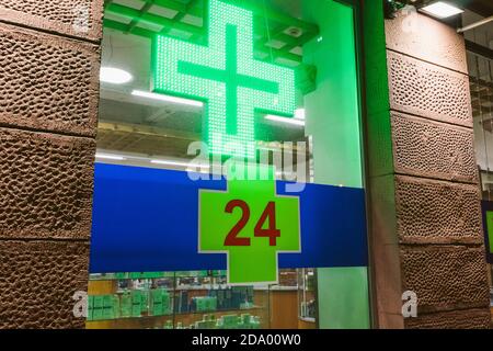 Croce farmacia 24 ore di farmaci aiuta i sintomi pillole Foto Stock