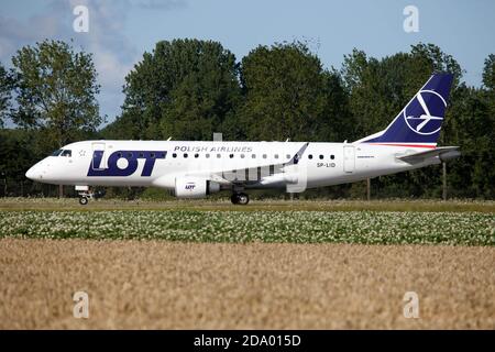 Amsterdam, Paesi Bassi. 28 luglio 2020. UN SACCO di compagnie aeree polacche Embraer 170 tassare all'aeroporto di Schiphol Amsterdam. Credit: Fabrizio Gandolfo/SOPA Images/ZUMA Wire/Alamy Live News Foto Stock