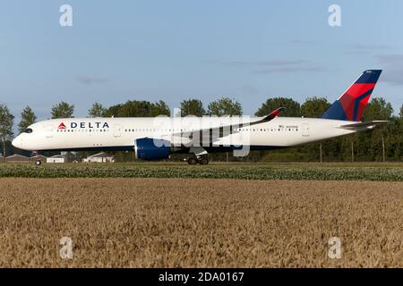 Amsterdam, Paesi Bassi. 28 luglio 2020. A Delta Air Lines Airbus 350-900 che tassano all'aeroporto Schiphol di Amsterdam. Credit: Fabrizio Gandolfo/SOPA Images/ZUMA Wire/Alamy Live News Foto Stock