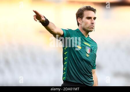 Torino, Italia. 8 novembre 2020. TORINO, ITALIA - 08 novembre 2020: L'arbitro Francesco Fourneau gesti durante la Serie UNA partita di calcio tra Torino FC e FC Crotone. (Foto di Nicolò campo/Sipa USA) Credit: Sipa USA/Alamy Live News Foto Stock