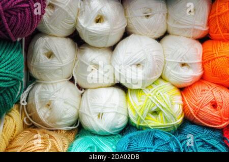 primo piano di vari colori di filati di lana, grovigli per maglieria, fuoco selettivo. Foto Stock