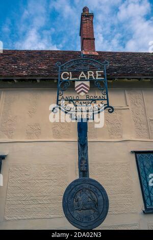 Segno della città di Clare originariamente un campo anglo romano con Un castello normanno Suffolk Inghilterra Foto Stock