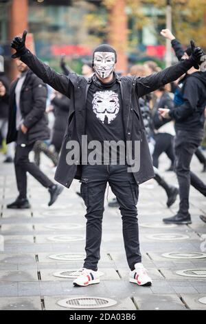 Un manifestante che indossa una maschera anonima prende parte durante una protesta anti-lockdown.le proteste in tutto il paese sono state viste questo fine settimana sfidando l'ultimo blocco che è stato imposto al paese all'inizio della settimana. Foto Stock