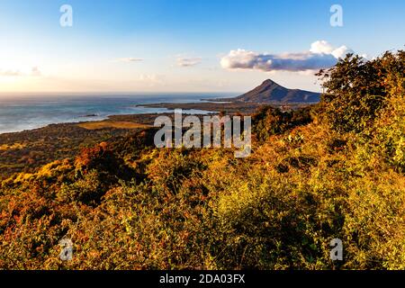 L'idilliaco sud dell'isola di Mauritius è illuminato dal sole giallo della sera Foto Stock