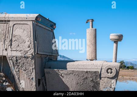 Trattore per la coltivazione del riso coperto di fango, delta dell'Ebro, Tarragona, Catalogna, Spagna Foto Stock