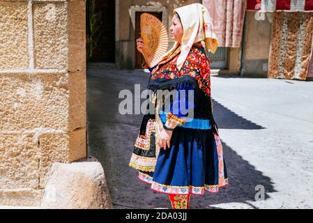 Donna vestita con abiti tipici di Lagartera. Lagartera, Toledo, Castilla - la Mancha, Spagna, Europa Foto Stock