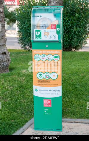 Defibrillatore automatico esterno (AED) nella strada della città di l'Ampolla, Tarragona, Catalogna, Spagna Foto Stock