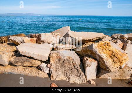 Struttura di acqua di breakwater nel delta di Ebro per proteggere la spiaggia, Catalogna, Spagna Foto Stock