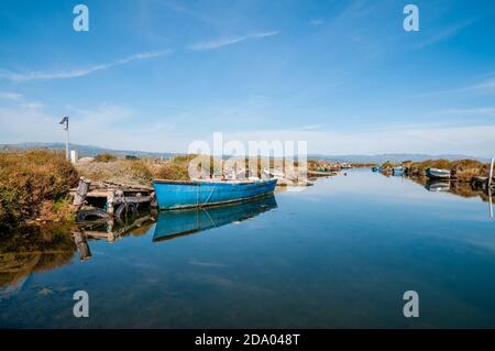 Molo di fiume abbandonato, delta di Ebro, Catalogna, Spagna Foto Stock