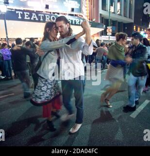 Coppie che ballano milongas in strada a Buenos Aires, Argentina Foto Stock