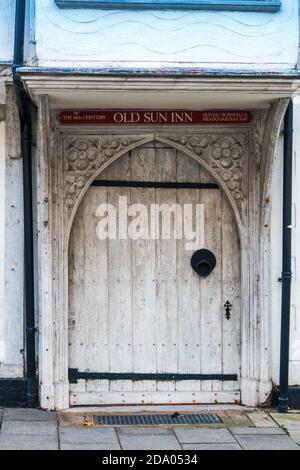 L'Old Sun Inn grado 1 elencato a forma di arco di legno Porta con il suo antico parging su strutture in legno a Saffron Walden Essex Inghilterra Foto Stock