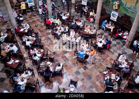 Vista panoramica del ristorante Sanborns a Casa de los Azulejos, Città del Messico, Messico Foto Stock