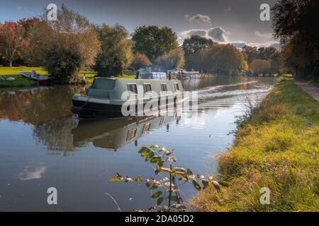 Narrowboat che viaggia sul fiume Cam vicino Cambridge Inghilterra Foto Stock