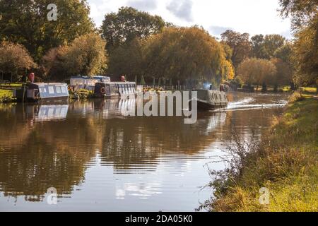 Narrowboat che viaggia sul fiume Cam vicino Cambridge Inghilterra Foto Stock