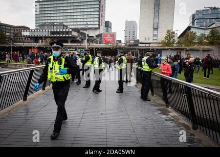 Manchester, Regno Unito. 8 novembre 2020. La polizia arriva a Piccadilly Gardens prima della marcia anti-blocco. Credit: Andy Barton/Alamy Live News Foto Stock