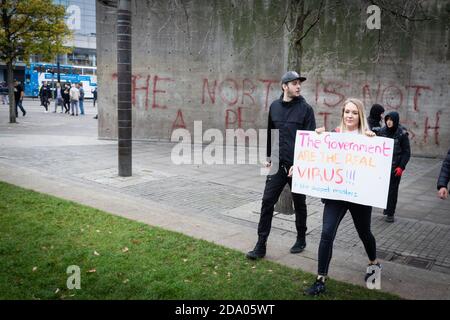 Manchester, Regno Unito. 8 novembre 2020. I manifestanti attraversano la città durante una protesta anti-blocco. Credit: Andy Barton/Alamy Live News Foto Stock