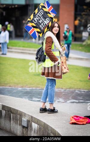 Manchester, Regno Unito. 8 novembre 2020. Una donna con un cartello arriva ai Piccadilly Gardens. Credit: Andy Barton/Alamy Live News Foto Stock