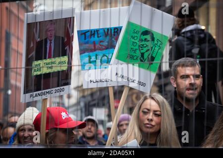 Manchester, Regno Unito. 8 novembre 2020. Manifestanti con cartelli durante la marcia. Credit: Andy Barton/Alamy Live News Foto Stock