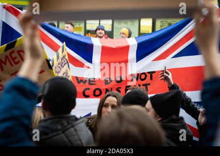 Manchester, Regno Unito. 8 novembre 2020. Una bandiera britannica è vista durante una protesta anti-blocco. Credit: Andy Barton/Alamy Live News Foto Stock