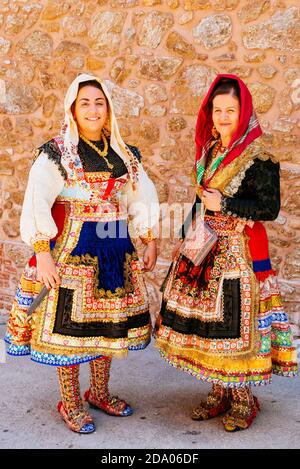 Ritratto di una donna vestita di abiti tipici di Lagartera. Lagartera, Toledo, Castilla - la Mancha, Spagna, Europa Foto Stock