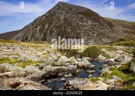 Un piccolo ruscello che scorre attraverso terreni rocciosi montani (Ogwen Valley, Galles) Foto Stock
