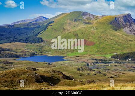 Montagne panoramiche e laghi ai piedi del Monte Snowdon (Rhyd DDU), Galles Foto Stock