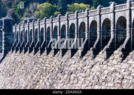 Grande diga vittoriana di epoca in un grande bacino idrico (Lago di Vyrnwy, Galles) Foto Stock