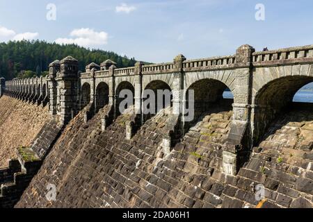 Grande diga vittoriana di epoca in un grande bacino idrico (Lago di Vyrnwy, Galles) Foto Stock