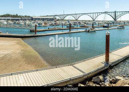 Newport, Oregon, USA - 1 luglio 2018: Yaquina Bay Bridge attraverso il porto di Newport, OREGON. Foto Stock