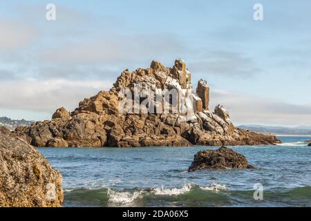 Formazioni rocciose vicino al faro di Yaquina Head a Newport, Oregon Foto Stock